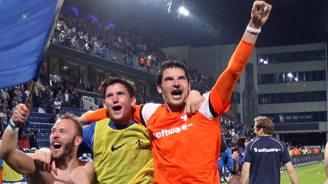 Die Darmstädter Marco Sailer (li.), David Salfeld und Dominik Stroh-Engel feiern ausgelassen den Aufstieg in die 2. Bundesliga. Die Darmstädter Marco Sailer (li.), David Salfeld und Dominik Stroh-Engel feiern ausgelassen den Aufstieg in die 2. Bundesliga.