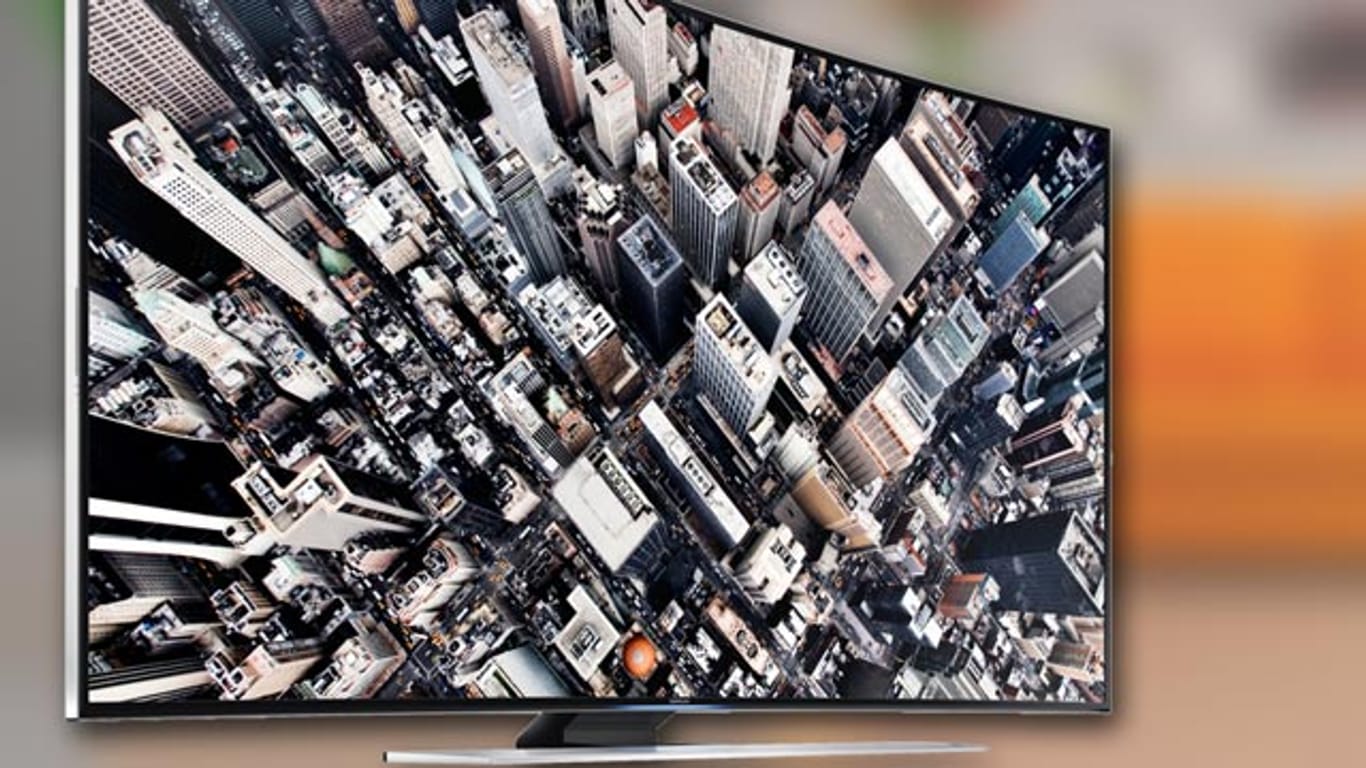 Der Samsung UE65HU8590 ist ein UHD-Fernseher, dessen Bildschirm leicht gebogen ist, was Tiefenwirkung erzeugen soll.