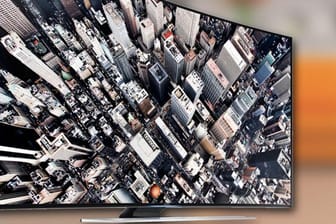 Der Samsung UE65HU8590 ist ein UHD-Fernseher, dessen Bildschirm leicht gebogen ist, was Tiefenwirkung erzeugen soll.
