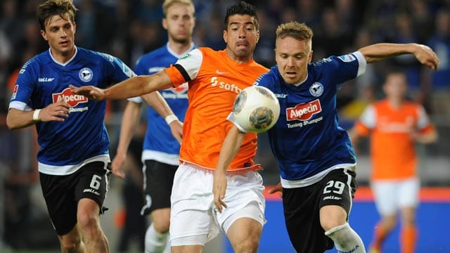 Elton da Costa (li.) und Arminias Arne Feick sorgten für die letzten Paukenschläge in einem unvergesslichen Spiel. Elton da Costa (li.) und Arminias Arne Feick sorgten für die letzten Paukenschläge in einem unvergesslichen Spiel.
