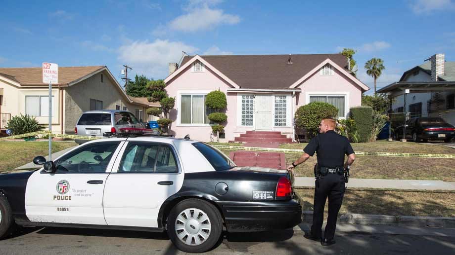 Die Leiche von April Jace soll mit mehreren Schusswunden übersät gewesen sein. Das Haus des Ehepaares steht im Bezirk Hyde Park im Süden von Los Angeles. Die Leiche von April Jace soll mit mehreren Schusswunden übersät gewesen sein. Das Haus des Ehepaares steht im Bezirk Hyde Park im Süden von Los Angeles.