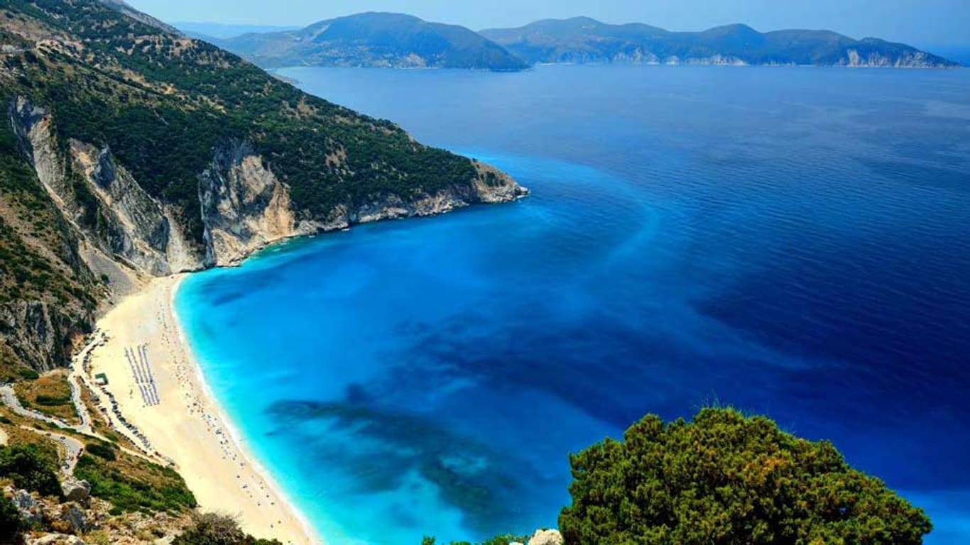 Grüne Steilküsten und ein herrlicher Übergang von weiß zu blau machen Myrtos auf Kefalonia zum perfekten Strand.