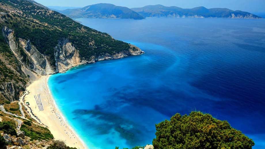 Grüne Steilküsten und ein herrlicher Übergang von weiß zu blau machen Myrtos auf Kefalonia zum perfekten Strand.