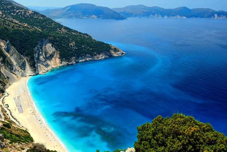 Grüne Steilküsten und ein herrlicher Übergang von weiß zu blau machen Myrtos auf Kefalonia zum perfekten Strand.