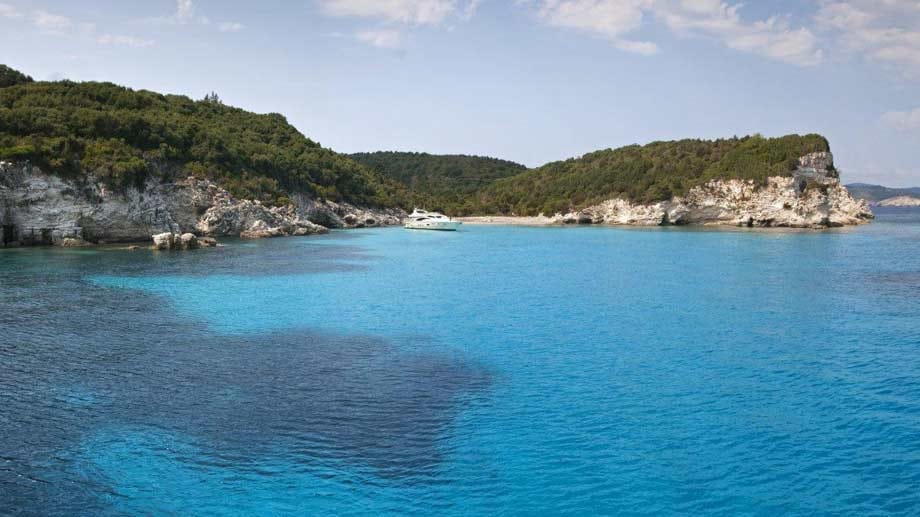 Spektakuläre Steilküsten, üppige Olivenhaine sowie kleine Fischerhäfen und - ganz nebenbei - die schönsten Strände Griechenlands bieten die Inseln Paxos und Antipaxos.