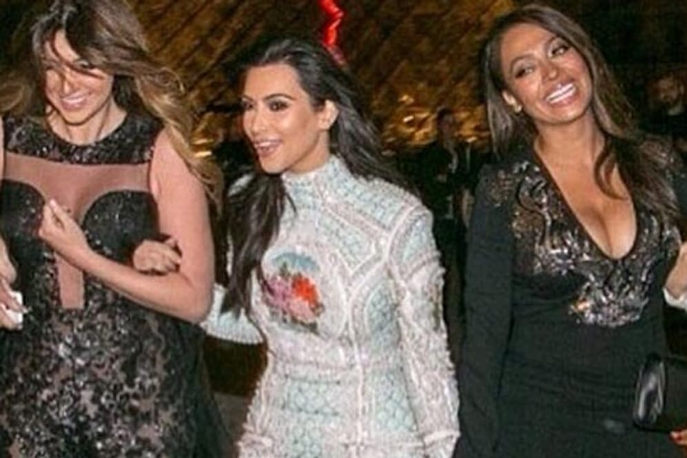 Im teuren Designerkleid feierte Kim mit ihren Freundinnen die vorletzte Nacht als unverheiratete Frau.