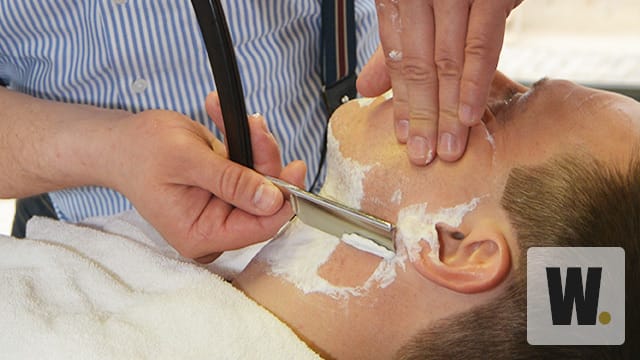 Barbier Martin Spork bei der Arbeit