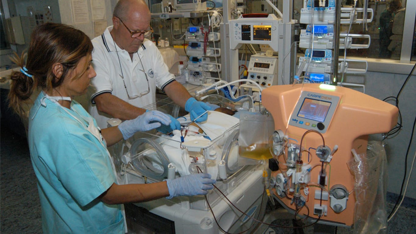 Dialyse für Neugeborene: Im San-Bortolo-Krankenhaus in Vicenza schließen Krankenschwester Mariangela Mettifogo und der Arzt Claudio Ronco ein Baby an das nue Mini-Dialysegerät an.