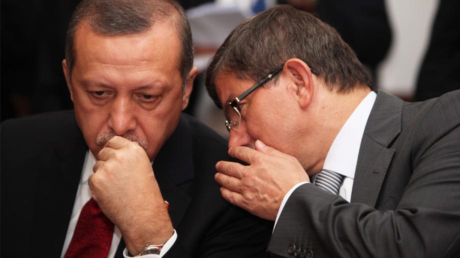 Der türkische Premier Erdogan und sein Außenminister Davutoglu bleiben auf Kurs und tragen nicht zur Entspannung bei. Der türkische Premier Erdogan und sein Außenminister Davutoglu bleiben auf Kurs und tragen nicht zur Entspannung bei.