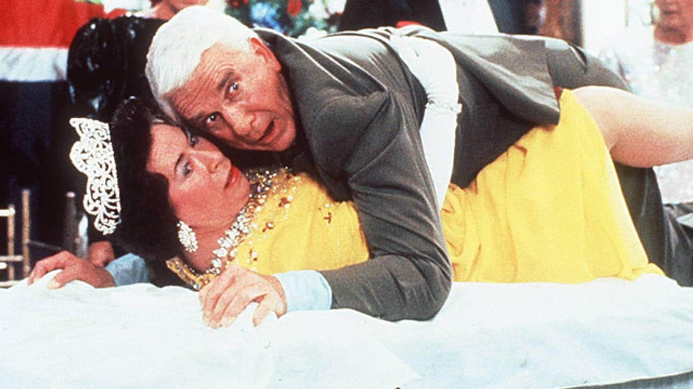 Jeannette Charles als Queen-Double mit Leslie Nielsen in "Die nackte Kanone".