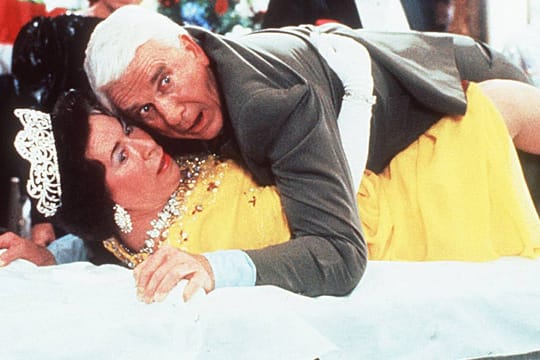 Jeannette Charles als Queen-Double mit Leslie Nielsen in "Die nackte Kanone".