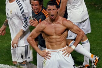 Real-Stürmer Cristiano Ronaldo jubelt mit nacktem Oberkörper über seinen Treffer im Champions-League-Finale.