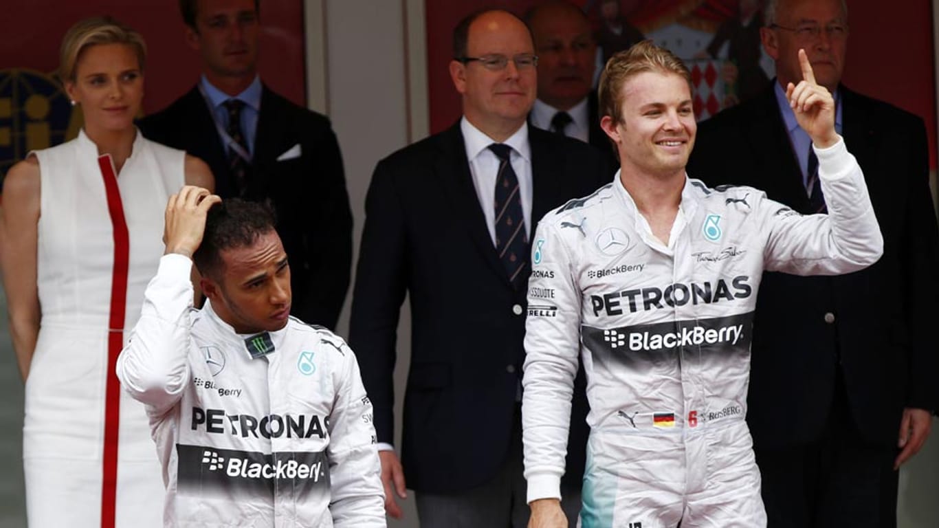Nico Rosberg freut sich über seinen Sieg (re.), Lewis Hamilton geht auf Distanz.