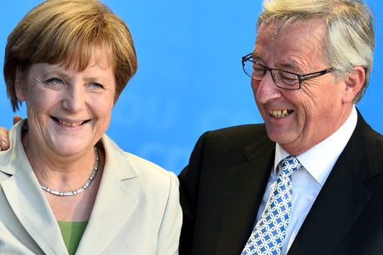 Kanzlerin Angela Merkel und Europawahl-Gewinner Jean-Claude Juncker freuen sich