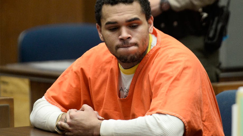 Zu gefährlich für das Ausland: Der Rapper Chris Brown wurde zu 5 Jahren Haft auf Bewährung und sechs Monaten gemeinnütziger Arbeit verurteilt, als er 2009 seine damalige Freundin Rihanna verprügelte. Ein Grund für Großbritannien, Brown die Einreise zu verbieten: Zu groß sind die Bedenken wegen der öffentlichen Sicherheit.