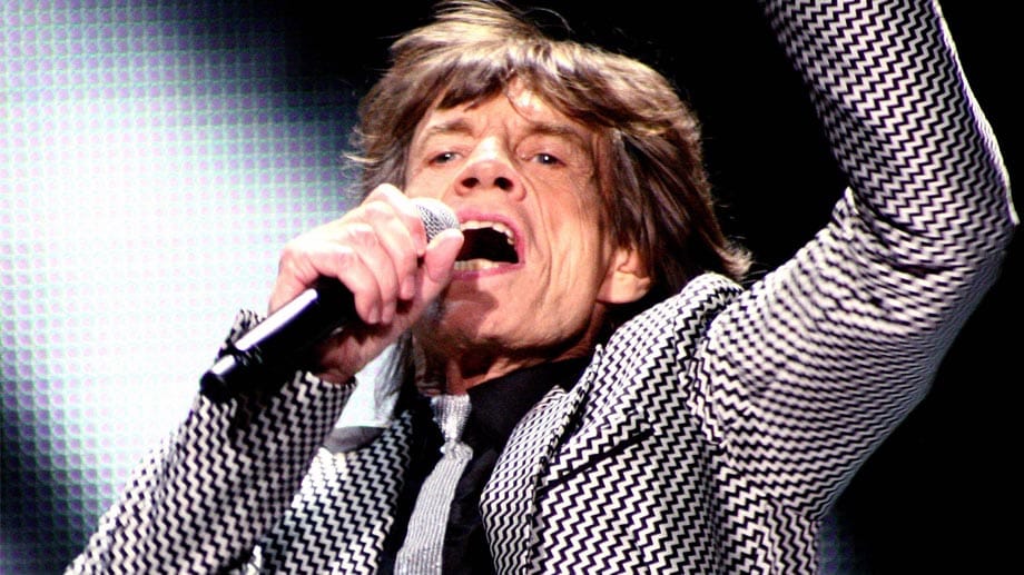 Mick Jagger, Frontmann der Rolling Stones, wurde seine Drogenvergangenheit zum Verhängnis. 1973 war auch Japan für die Tour der bekannten Rockband vorgesehen. Doch das japanische Außenministerium verweigerte den Musikern wegen Mick Jaggers Drogenkonsum die Einreise.