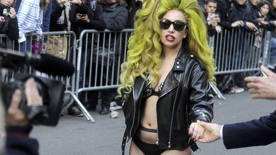 Schrill, schriller, Lady Gaga: Die exzentrische Popsängerin ist den konservativen muslimischen Gruppierungen in Malaysia ein Dorn im Auge. Auf Lady Gagas Hitsingle "Born This Way" von 2011 heißt es: "Egal ob schwul, bi, lesbisch oder Transgender. Baby, ich bin auf dem richtigen Weg." Inakzeptable Worte für die konservativen Muslime. Ein Jahr später hieß es auch in Indonesien "Nein" für einen Auftritt der Gaga.