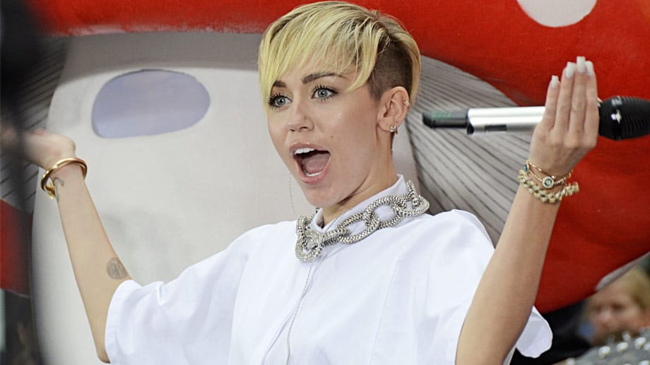 Eine harmlos gemeinte Grimasse - und schwupps, darf Miley Cyrus nicht mehr nach China reisen. Auf einem Twitter-Foto macht die Sängerin Schlitzaugen. Für China zu viel: Miley ist nicht mehr willkommen.