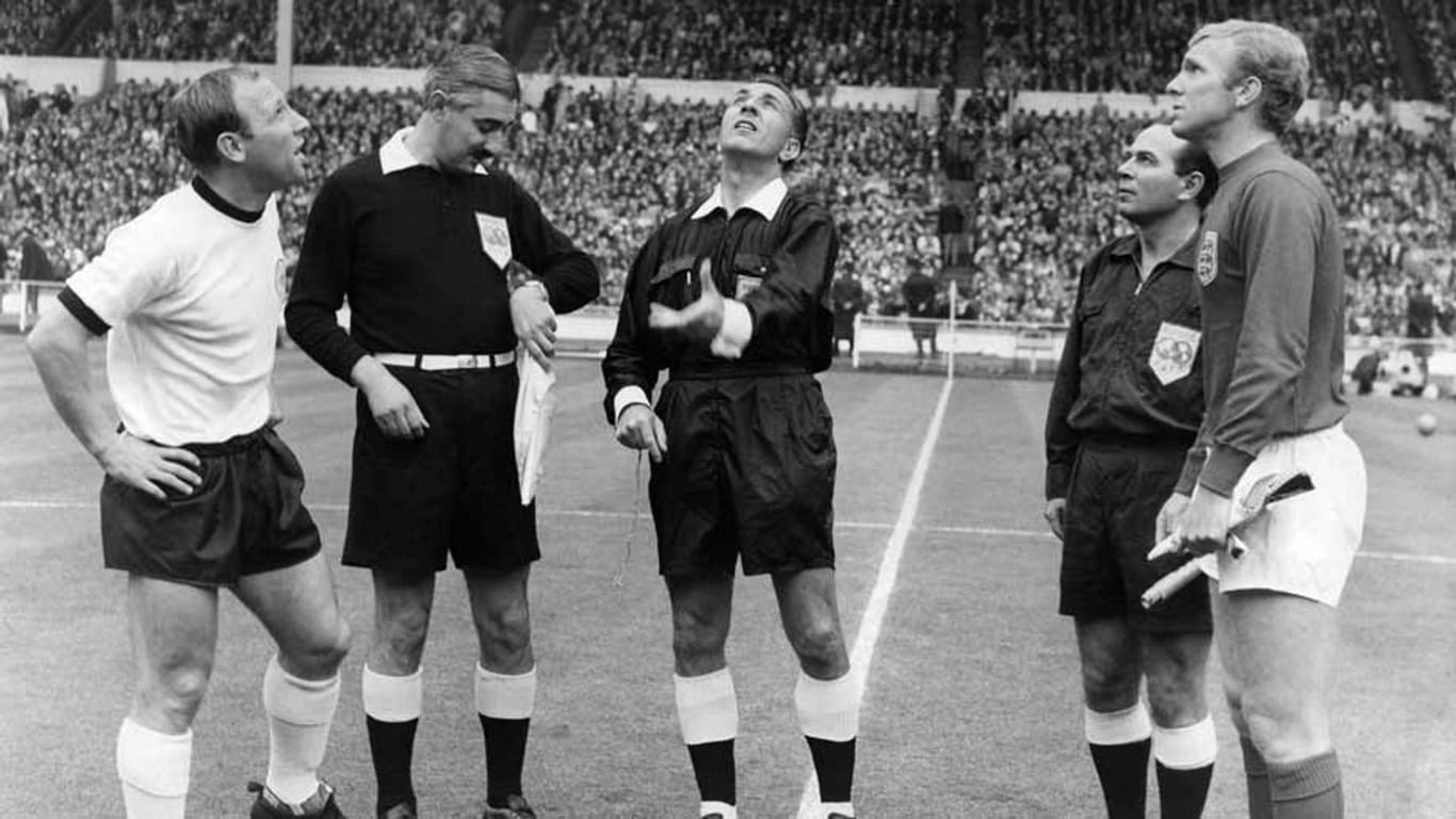 Schiedsrichter Gottfried Dienst (mi.) und Linienrichter Tofiq Bahramov (2. v. li.) zu Beginn des WM-Finales 1966.
