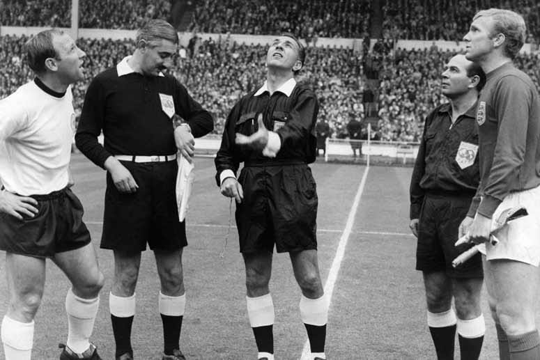 Schiedsrichter Gottfried Dienst (mi.) und Linienrichter Tofiq Bahramov (2. v. li.) zu Beginn des WM-Finales 1966.