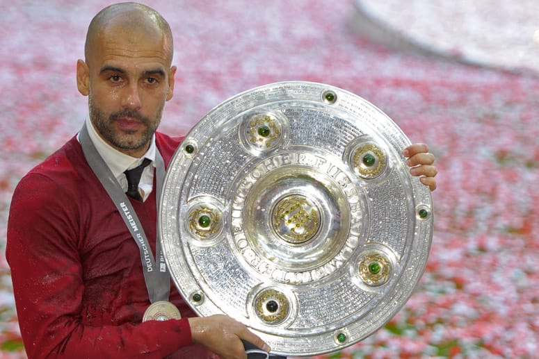 Pep Guardiola zeigt stolz seine erste deutsche Meisterschale.