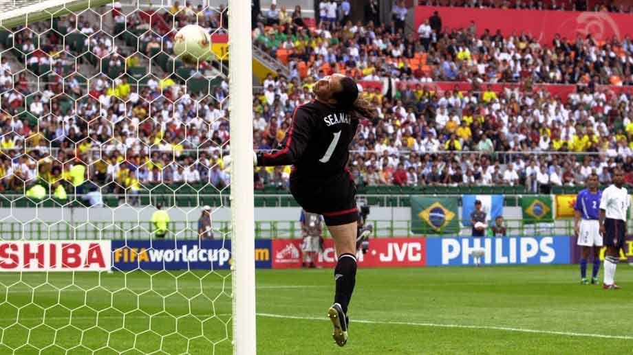 WM 2002: England geht durch Michael Owen zunächst in Führung, bevor sich die Brasilianer mit dem Ausgleich die Chance auf ein Halbfinale wieder sichern. Bei einem Freistoß sieht dann Englands Nationalkeeper David Seaman schlecht aus, als er zu weit vor dem Tor steht und der Ball knapp über ihn hinweg in den Kasten segelt. England scheidet aus, Brasilien gewinnt später den Titel.