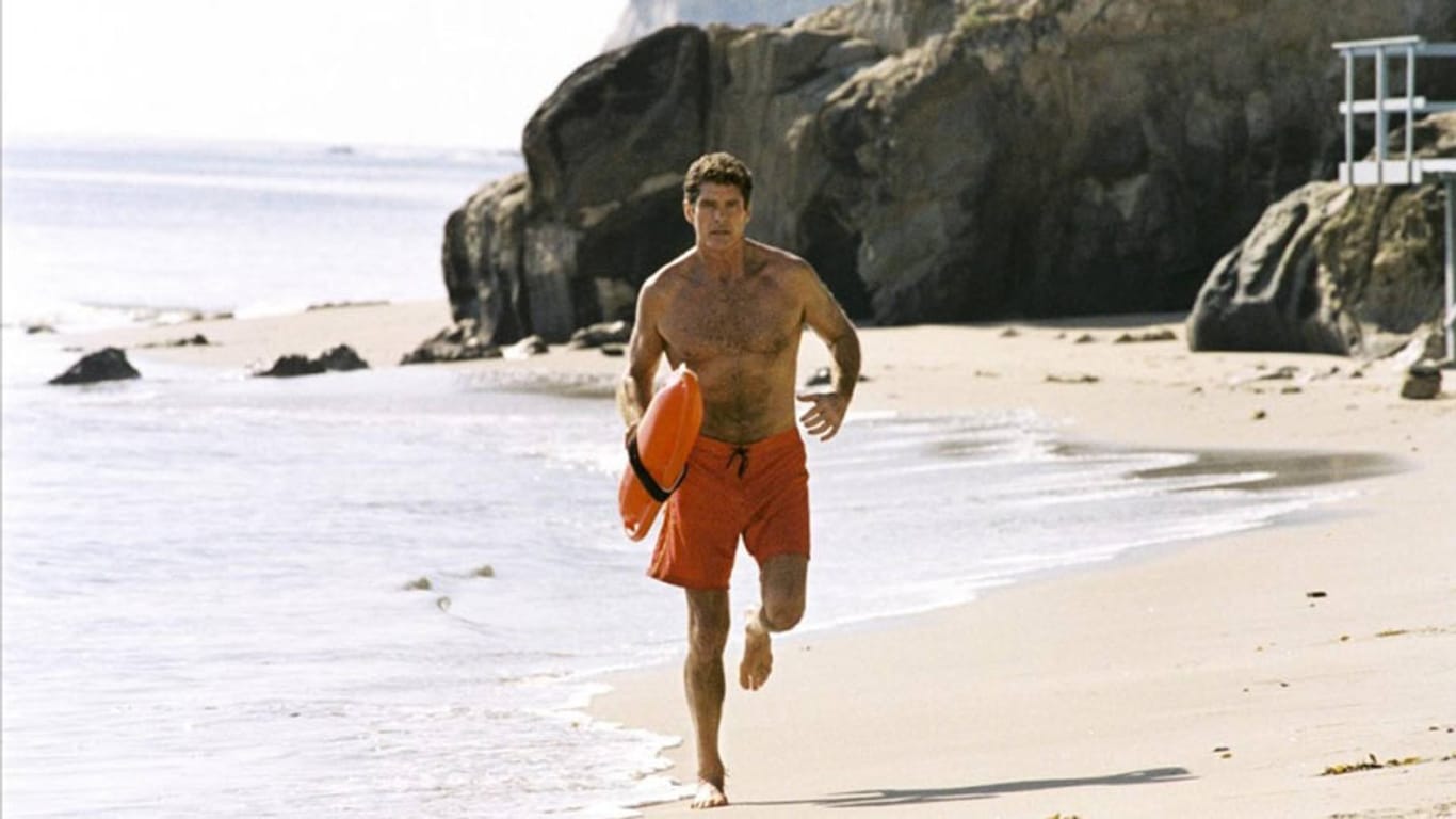 So kennt man David Hasselhoff aus "Baywatch"-Zeiten - gaaanz langsam an Strand entlang laufend.