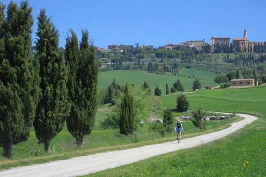 Ein Radfahrer in der Toskana nahe dem Städtchen Pienza.