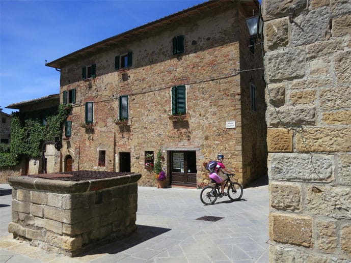 Monticchiello fehlen zwar die Paläste, wie in Pienza oder Montepulciano, aber dafür verströmt es das Flair eines gemütlichen Bilderbuchdorfes, inklusive Stadtmauer erbaut aus gelbem Travertin.