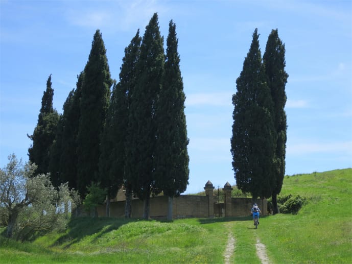 Auch der Friedhof bei Cosona gehört zu den Sehenswürdigkeiten am Wegesrand.