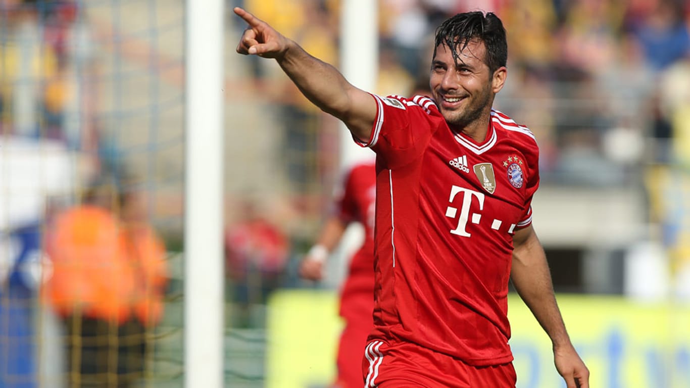 Fingerzeig: Claudio Pizarro bleibt dem FC Bayern erhalten.