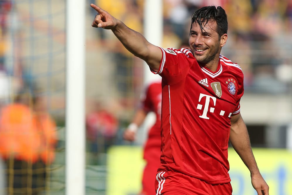 Fingerzeig: Claudio Pizarro bleibt dem FC Bayern erhalten.