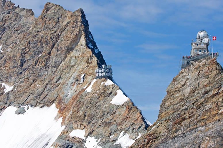 Wer am höchsten Bahnhof Europas angekommen ist und den Fahrstuhl nutzt, kommt an der Bergstation des Jungfraujoch raus.