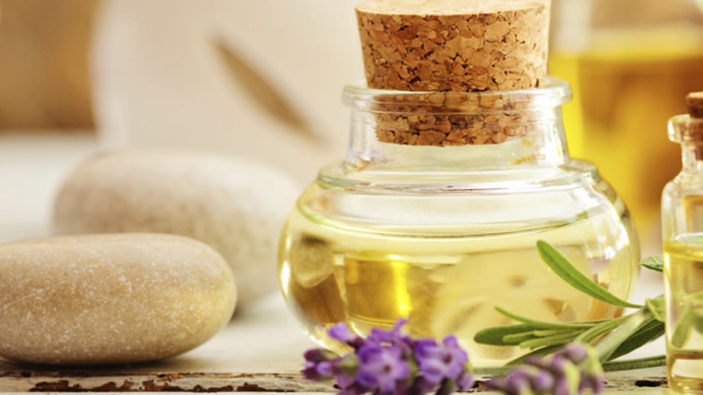 Das duftende Lavendelöl eignet sich hervorragend für Massagen oder als Raumduft