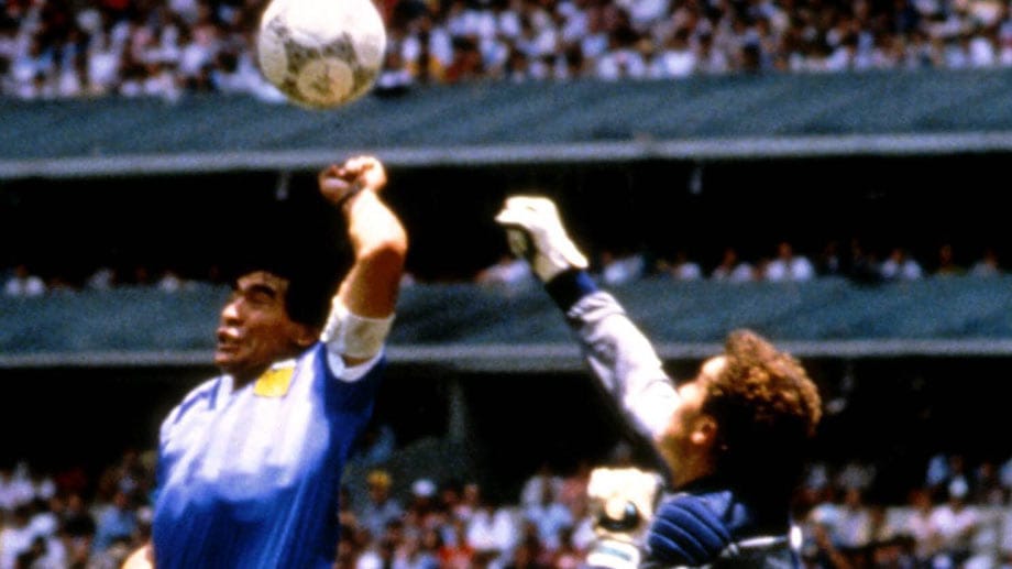 Die Hand Gottes: Diego Maradona (li.) sorgte 1986 für gleich zwei der spektakulärsten Tore der WM-Geschichte. In der 51. Minute versuchte sich der nur 1,66 Meter große Maradona im Kopfballduell mit dem englischen Torwart Peter Shilton. Weil er den Ball mit dem Kopf nicht erreichen konnte, boxte Maradona ihn mit der Hand ins Tor- es zählte. Nur vier Minuten später gelang dem Argentinier ein Spitzentor, nach einem spektakulären Solo über die halbe Spielfeldlänge.