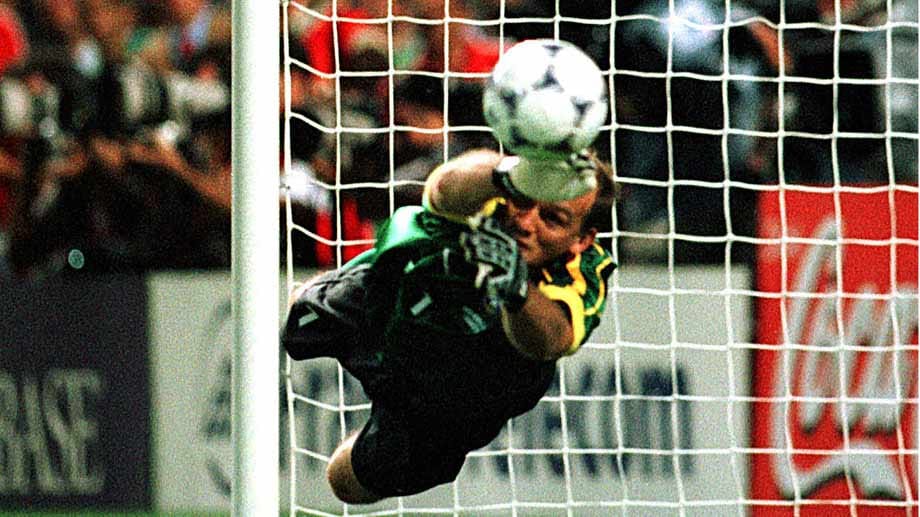 Der Elfmeter-Töter: Ein ausgeglichenes Halbfinale bei der WM 1998 wurde im Duell der Keeper beim Elfmeterschießen entschieden. Nachdem Brasiliens Ronaldo und der Niederländer Patrick Kluivert für die beiden Tore zum 1:1 gesorgt hatten, glänzte bei den Elfmetern vor allem einer: Brasiliens Torwart Claudio Taffarel konnte gleich zwei Schüsse entschärfen und machte so mit den fünf sicheren Schützen den Einzug ins WM-Finale perfekt.