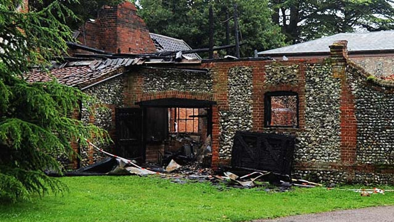 Die Wirtschaftsgebäude von Claudia Schiffers Landsitz in England sind abgebrannt.