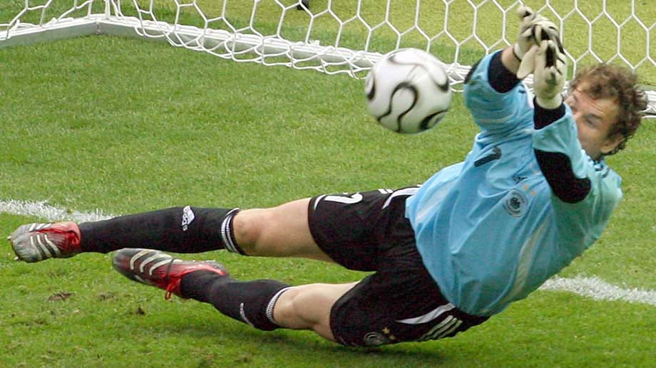 Der geheimnisvolle Zettel: Nach dem Treffer Argentiniens beim Viertelfinale der WM 2006, dauerte es lange, bis die Deutschen den verdienten Ausgleich schafften. Das Kopfballtor von Miroslav Klose in der 80. Minute war der Grundstein für das spätere Elfmeterschießen.