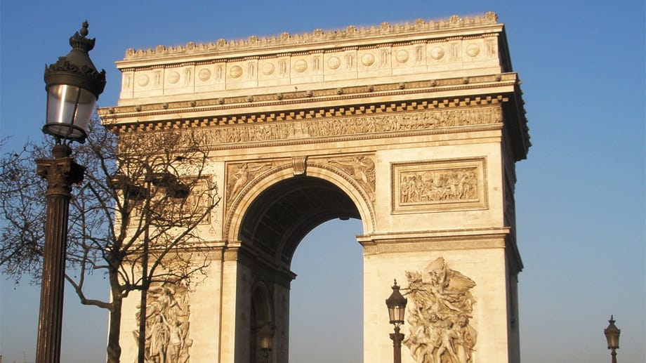 Der Arc de Triomphe (4,5 von 5 möglichen Bewertungspunkten) ist eine der beliebtesten Sehenswürdigkeiten. An dem viel besuchten Triumphbogen am Charles-de-Gaulle schätzen viele deutschsprachige Reisende vor allem den schönen Ausblick auf die Champs-Elysees.