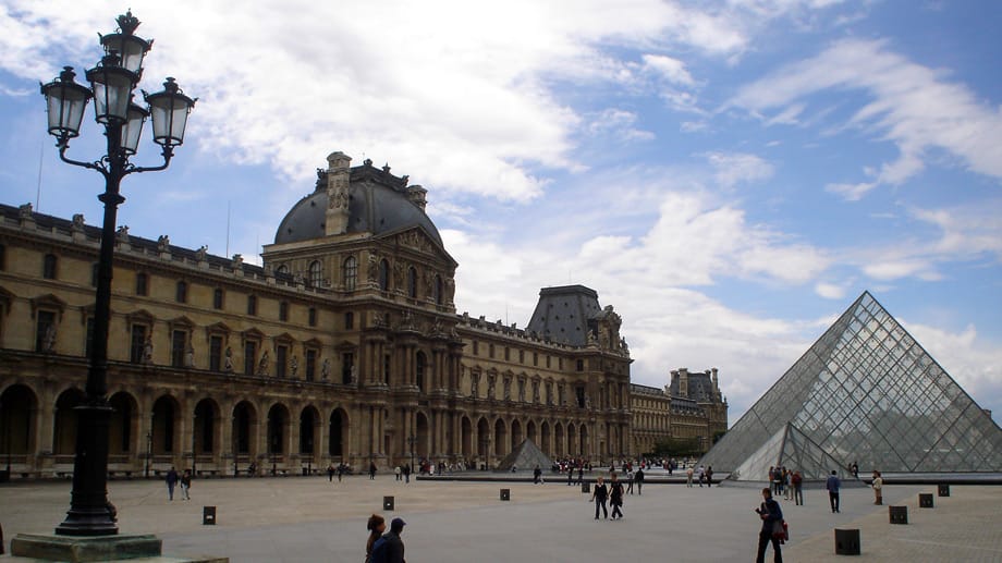 Unter den Museen ist der Louvre (4,5 von 5 möglichen Bewertungspunkten) wohl das bekannteste. Weltberühmt für seine Mona Lisa beherbergt das drittgrößte Museum der Welt tausende von Exponaten aus zahlreichen Ländern und Epochen.