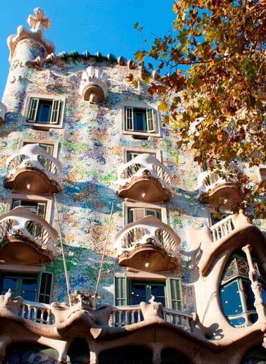 Eines der beliebtesten Wahrzeichen ist der Passeig de Gràcia (4,5 von 5 möglichen Bewertungspunkten). Der Prachtboulevard ist die 1,5 Kilometer lange Ader der Stadt und erstreckt sich über mehrere Stadtbezirke. Zahlreiche berühmte Gebäude finden sich hier