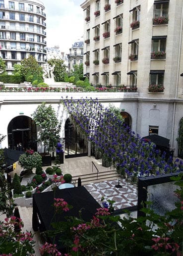 Viele Reisende zieht es nach Paris. Eine luxuriöse Unterkunft stellt das "Four Seasons Hotel George V Paris" (4,5 von 5 möglichen Bewertungspunkten) dar. Anzeige: 1 Nacht im 6*-Hotel Four Seasons Geroge V im DZ ab 525,- Euro.