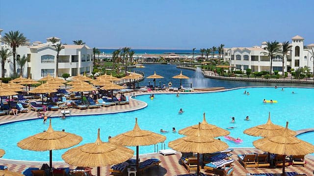 Das "Dana Beach Resort" liegt unmittelbar am Roten Meer und ist sehr gut geeignet für Schnorchel- und Tauchausflüge.