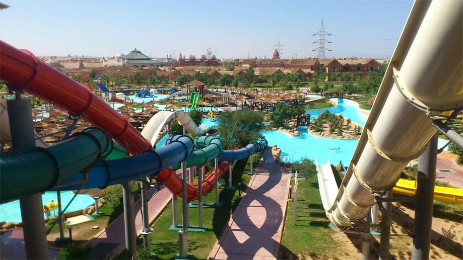 Im Hotelnamen steckt alles, was Urlauber erwartet. Das "Jungle Aqua Park Resort" ist ein Themenpark, der vor allem bei Kindern für seine rasanten Wasserrutschen und großen Swimmingpools sehr beliebt ist.