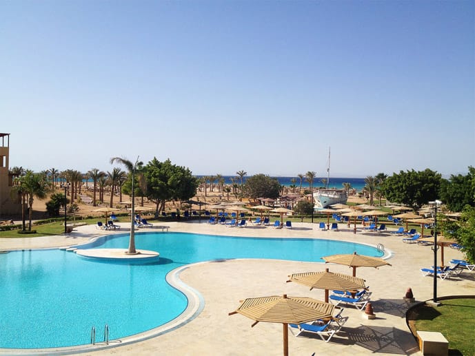 Die Clubanlage "ROBINSON Club Soma Bay", die im landestypischen Stil erbaut wurde, befindet sich zwischen Wüste und Rotem Meer und grenzt an einen breiten, flach abfallenden Sandstrand.