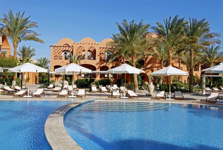 Ein Traum für den Urlaub zu zweit: Das "Sensimar Makadi" ist ein Adult-Only-Hotel mit 167 Zimmern. Die im nubischen Stil gehaltene Anlage verspricht orientalische Gastfreundschaft, atemberaubende Unterwasserwelten und wohliges Ambiente.