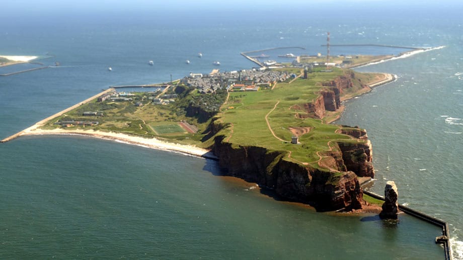 Helgoland liegt etwas 40 Kilometer vom Festland entfernt und gehört zu Schleswig-Holstein