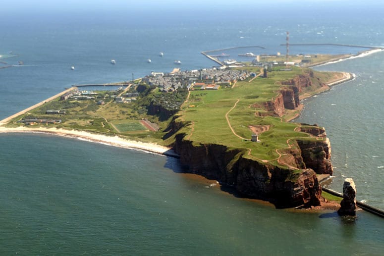 Helgoland liegt etwas 40 Kilometer vom Festland entfernt und gehört zu Schleswig-Holstein