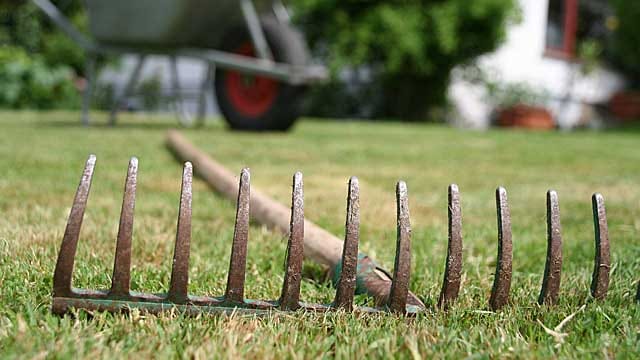 Bei der Gartenarbeit ist die Harke ein unverzichtbares Werkzeug.