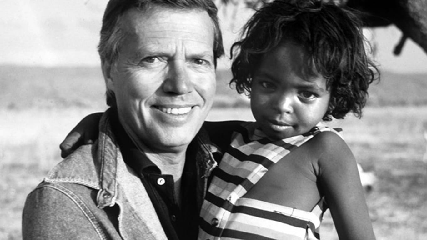 Karlheinz Böhm 1981 mit einem äthiopischen Flüchtlingskind im Arm. Am Donnerstagabend ist der Schauspieler und Gründer einer Hilfsorganisation mit 86 Jahren gestorben.